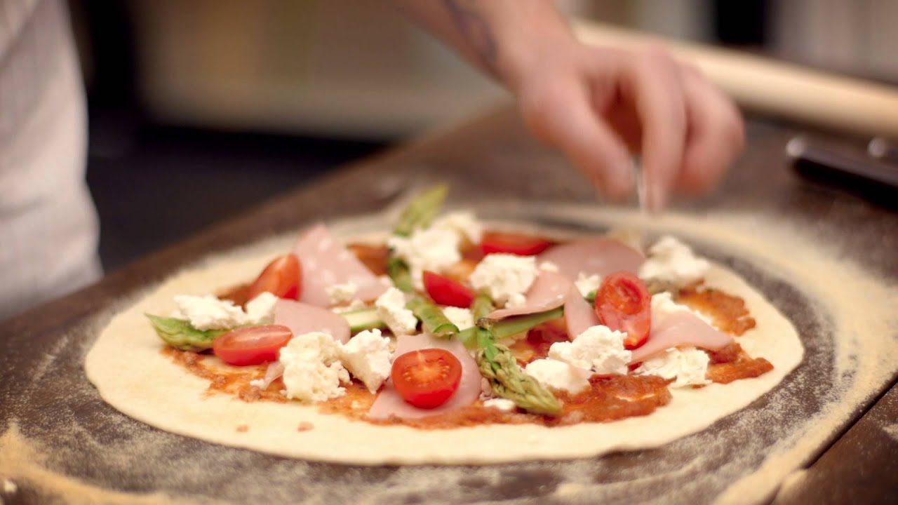 Gorm bäckt eine köstlich-knusprige Pizza im Morsø Forno - YouTube