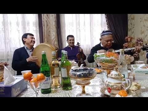 Фермадағы апайдың әжесін сиқырлау Аяқтарының арасындағы әйелдің жақыннан түсірілген суреті