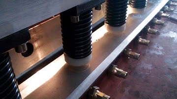 ANHUI DONGHAI MACHINE TOOL CO.,LTD   Shearing machine cutting  the  Wire mesh