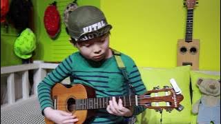 ★ Look!! ★ Incredible 8-year-old Boy Sean Ukulele Playing (While my guitar gently weeps)