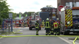 8 Feuerwehrleute bei Explosion einer Chemiefabrik verletzt! Über 300 Kräfte im Einsatz | 27.08.2023
