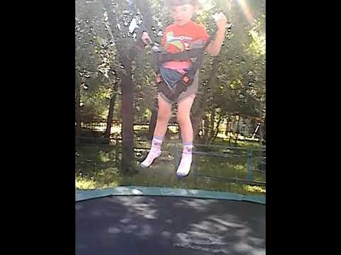 Настенька описалась. Описалась в штаны в школе. Девочка описалась. Девочка описалась от смеха. Камера в школьном туалете.