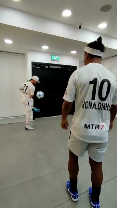 Freestyle football with Ronaldinho 🔥 #shorts