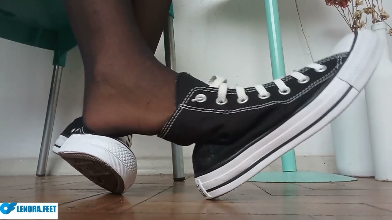 Converse shoeplay