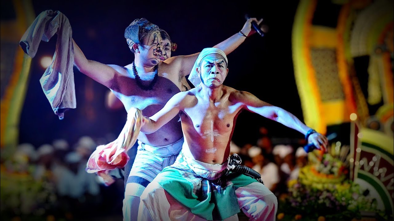 Clekontong Mas Ngigel Menghibur Para Penonton Ring Pura Dalem Bekak Mengwi 