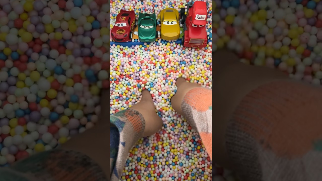 Satisfying Toy - Funny Minion Guitar 