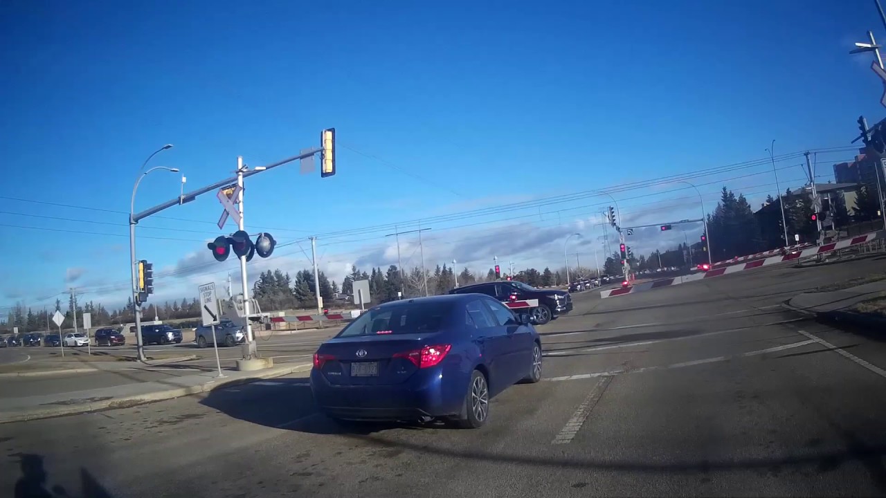 DRUNK OR HIGH DRIVER TRIES TO RUN A RED LIGHT - YouTube