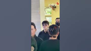 Hoà Hiệp, Kim Tiểu Long đứng nhìn từ xa ở nhà tang lễ tiễn biệt cố nghệ sĩ Ngọc Trinh (Mùi Ngò Gai)