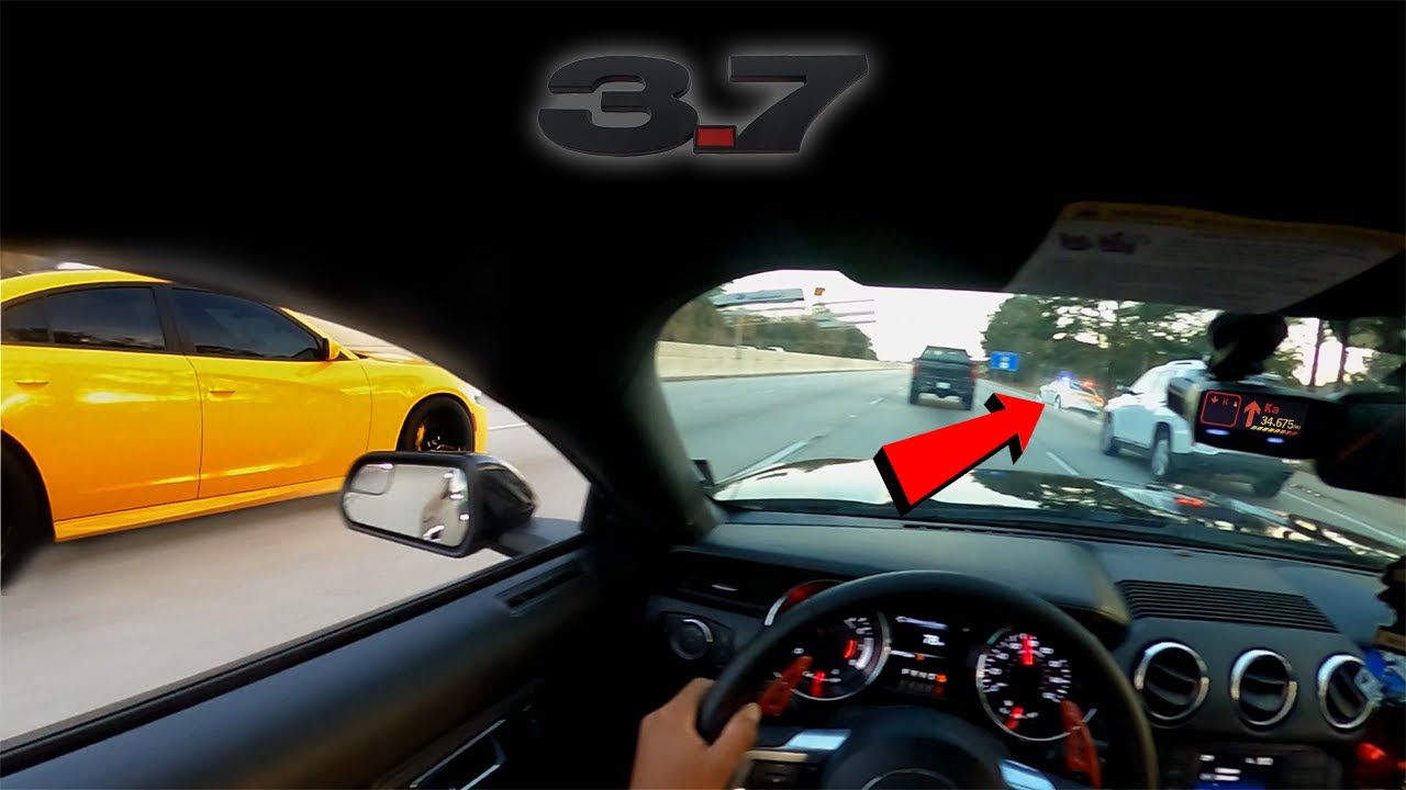 Loud Mustang Races Next To State Trooper - YouTube