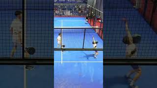 Alfonso controls the net with incredible skill #FIP #padel #sports