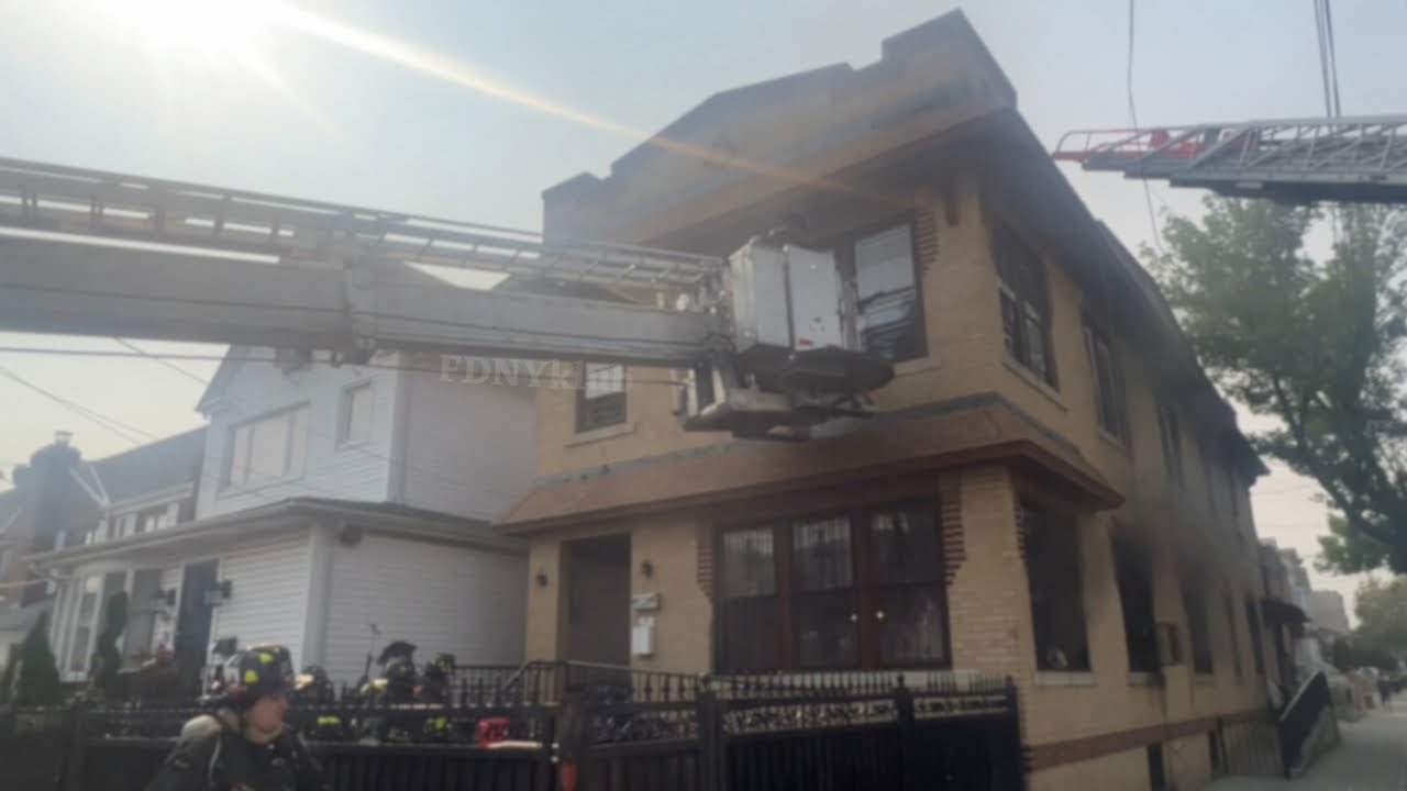 **EARLY ARRIVAL** FDNY Queens 10-75 all hands box 6008 for fire in a ...