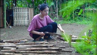 The girl lives alone, works in the garden and plants more bitter melon seeds