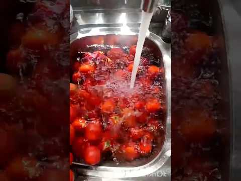 چطوری پوره گوجه فرنگی خونگی سالم و خوشمزه درست کنین که یکسال بیرون یخچال هم بمونه نکته تو کپشن
