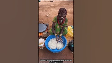 A tribal woman making sakuli, a traditional African rice dish