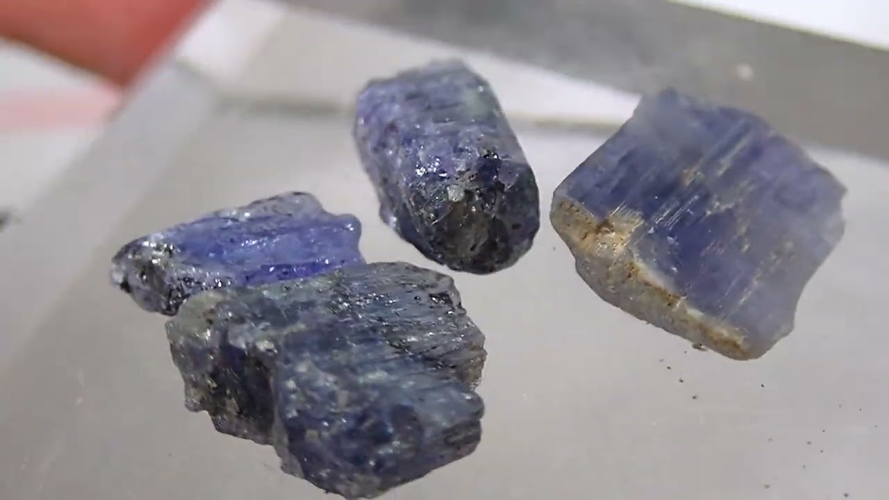 Tanzanit Merelani Hills Tanzania - raw crystals set