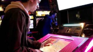 Metroid11 plays DJ MAX Technika for the first time @ Trocadero, London, England - PLAY THE FUTURE