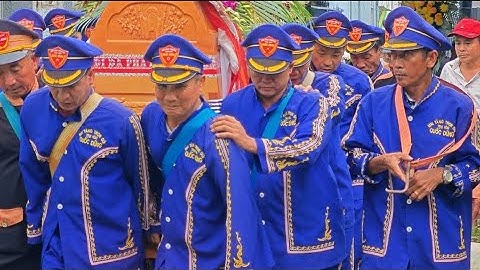 Bước chân tiễn biệt trong mưa Tắc Cậu – Trại hòm Quốc Dũng đồng hành chia buồn cùng tang quyến.