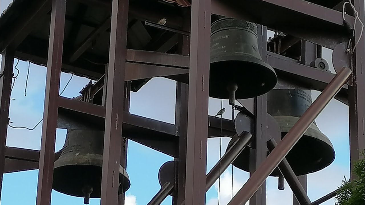 Bolszewo - Dwa mniejsze dzwony kościoła pw. WNMP.