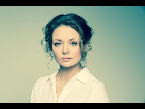 «Как же Вы похожи!»: Карина Разумовская поразила Сеть фотографией со своими “сестрами”