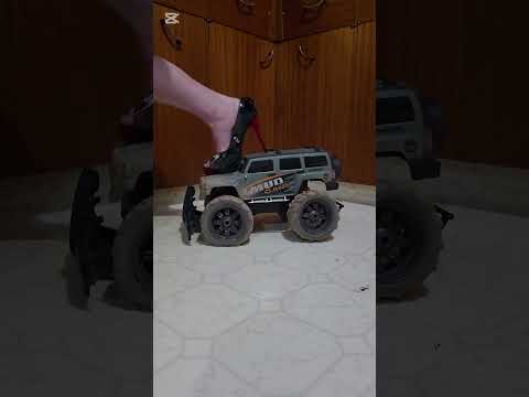 RC mud truck crush in different shoes #crushexperiment #asmrcrush #crushtest #highheels #sandals