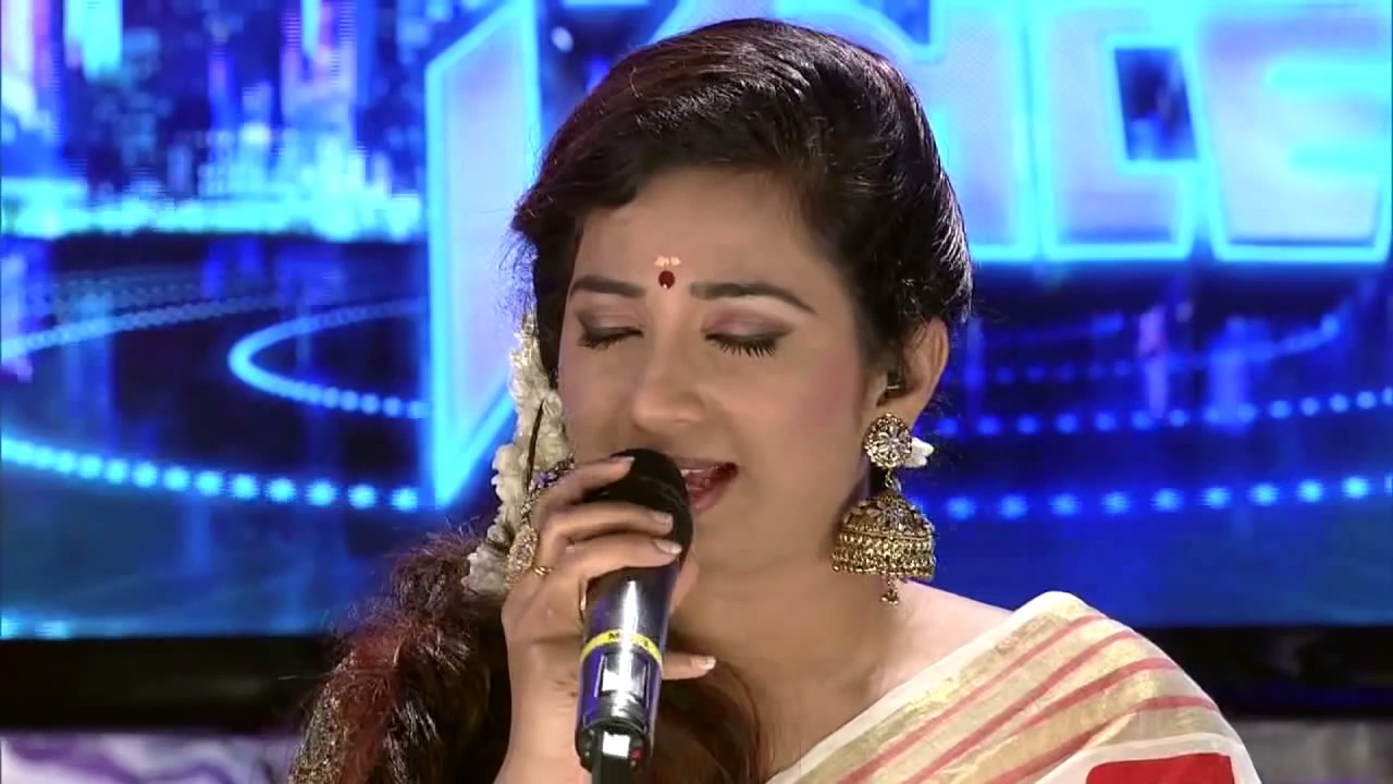 Shreya Ghoshal singing Mhara Re Giridhar Gopal Meera Bhajan in Indian Voice Mazhavil Manorama
