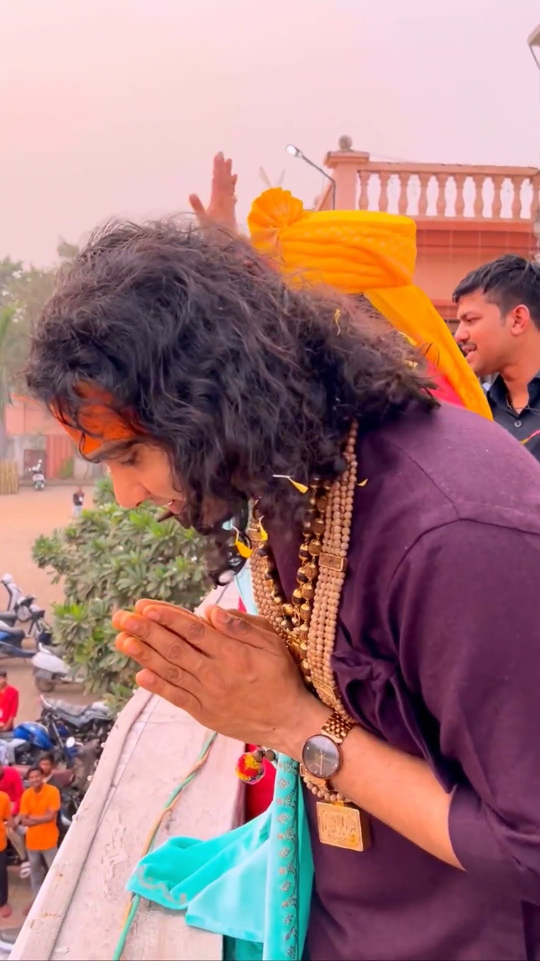 आज सुबह देखिए गुरुजी के आवास पर मिलने पहुंची भक्तों की भीड़ ?