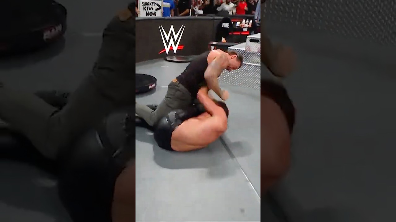 Seth Rollins retiene el Título Mundial de Peso Pesado ante LA Knight gracias al caos provocado por CM Punk