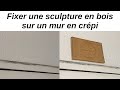 Comment fixer un petit panneau de sculpture bois sur un mur en crépi