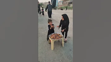 شاهد هذي الطفله توزع تمر برحي على المشايه لبيك ياحسين 
