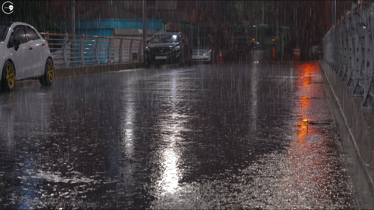 Душевное спокойствие с проливным дождем,падающим на тихую ночную улицу,прощай бессонница, звук дождя