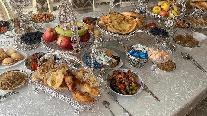 Балапан камера алдында кискасын қырып жатыр Егде жастағы страпон