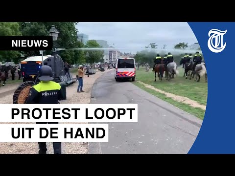 ME zet waterkanon in tegen hooligans Den Haag CS