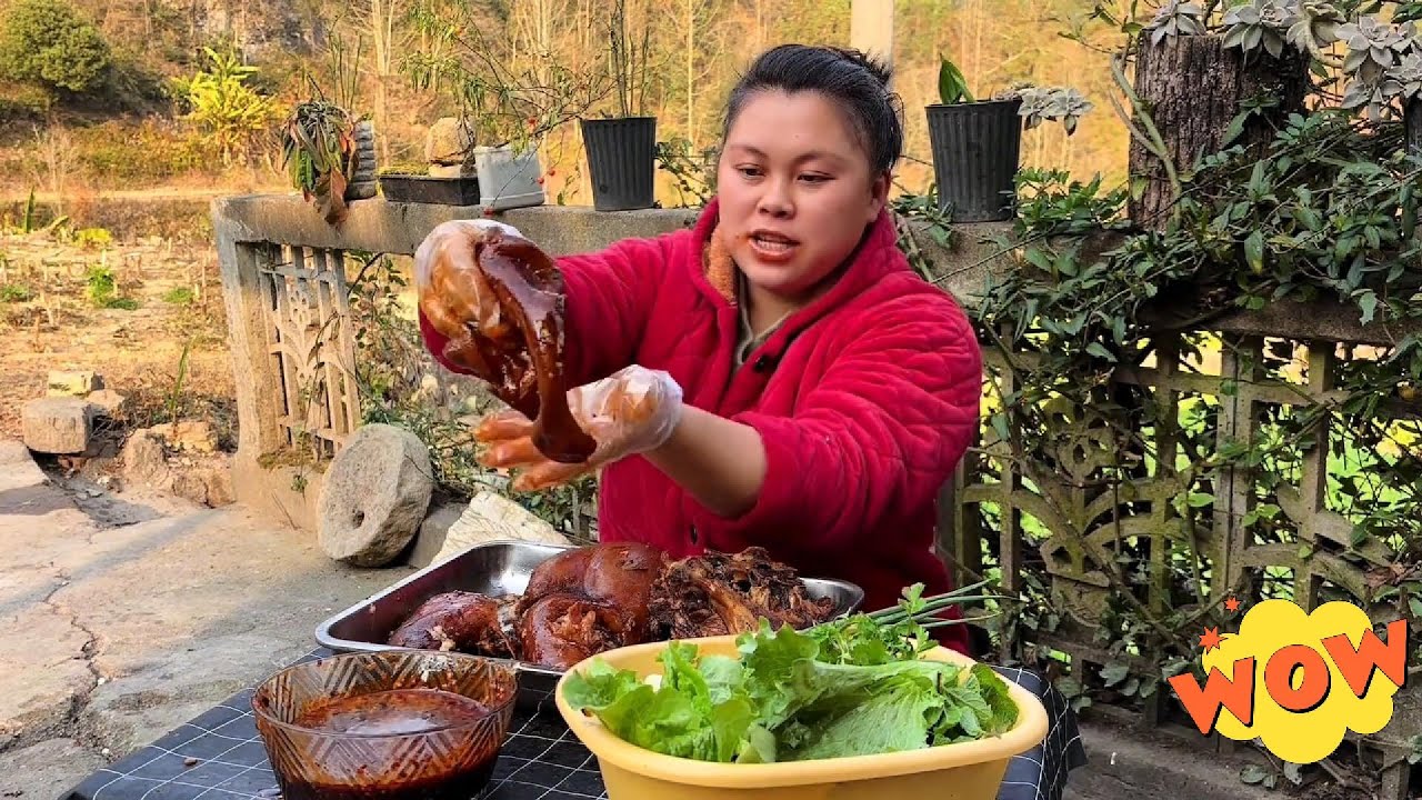 В тихой китайской деревне деревенская девушка готовит сытное острое рагу из свиной головы.
