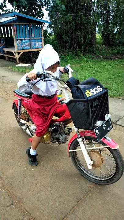 Anak SD kelas 3 sekolah bawa motor unik