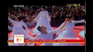 ⁣Mujeres de Paraguay bailan en honor al Papa en Santuario de Caacupé