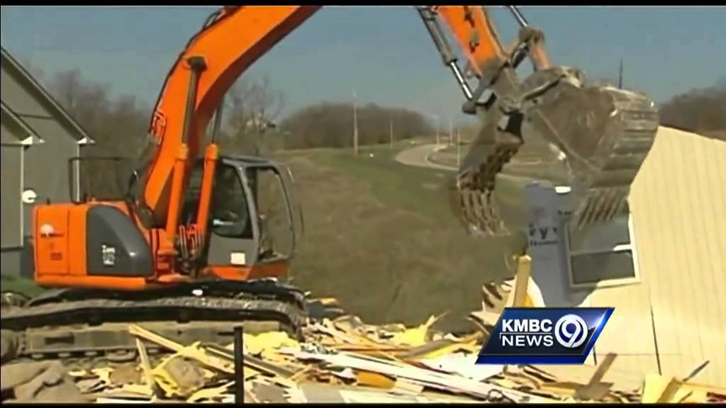 Sinkhole threatens to swallow northland duplexes YouTube