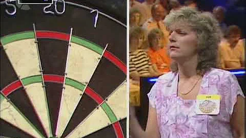 Bullseye - Non Dart Thrower Wins with Two Lucky Throws (Bully's Star Prize Gamble)