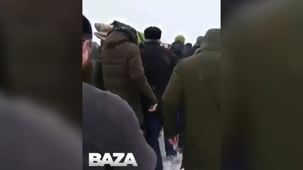 Похороны лебедева видео. Чеченские боевики отрезают головы. Отрезание головы боевиками.
