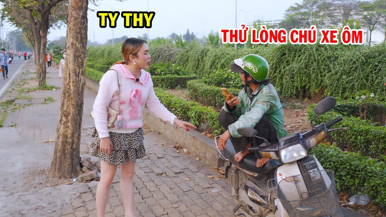 Ty Thy thử lòng chú xe ôm và cái kết bất ngờ - Ty Thy Vlog Gỏi đu đủ