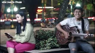 PRANK INDONESIA ! PENGAMEN JALANAN BIKIN CEWEK CANTIK INI RISIH TAPI ENDINGNYA NYESEK