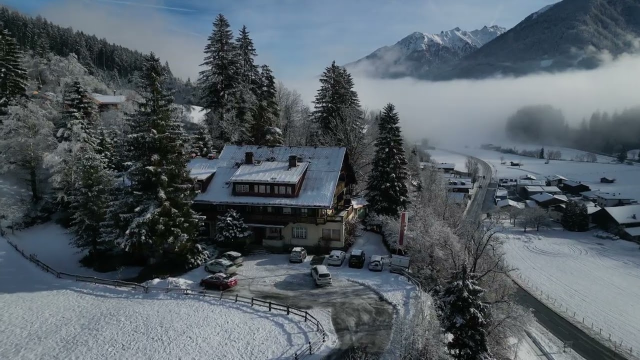 Fly over Jagdschloss Graf Recke - Wald im Pinzgau