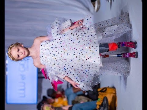 ✅  Παγκόσμιος θαυμασμός: 9χρονη με διπλό ακρωτηριασμό στην εβδομάδα μόδας για παιδιά