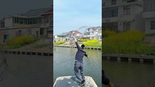 Throwing a net to catch fish is a very happy thing. Spider Man is amazing at casting a net