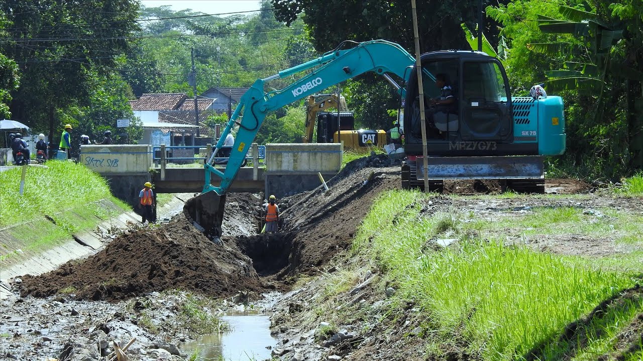 Mini Excavator Digging The Old River Bank - YouTube