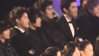 TVXQ watching Big Bang's stage [MKMF 2008]