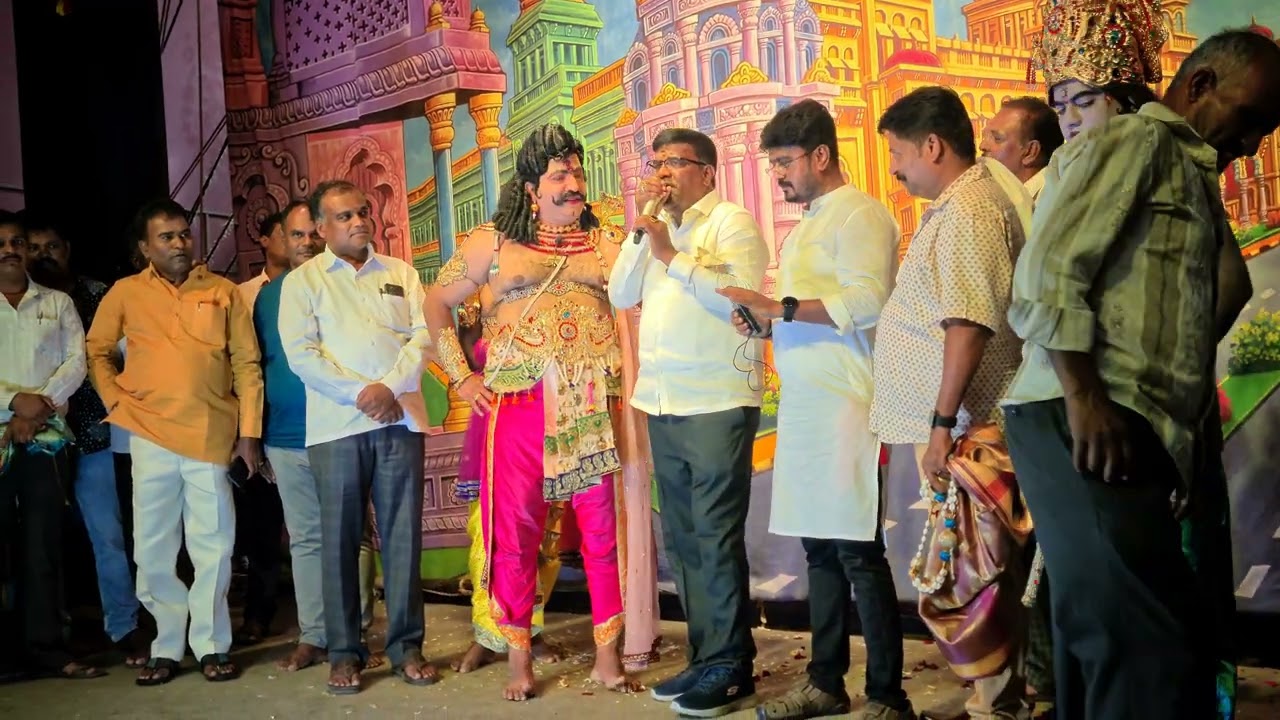 ಕುರುಕ್ಷೇತ್ರ ನಾಟಕ ಹಾಡುತ್ತಿರುವವರು ಪಟೇಲ್ ಗಂಗರಾಜ್