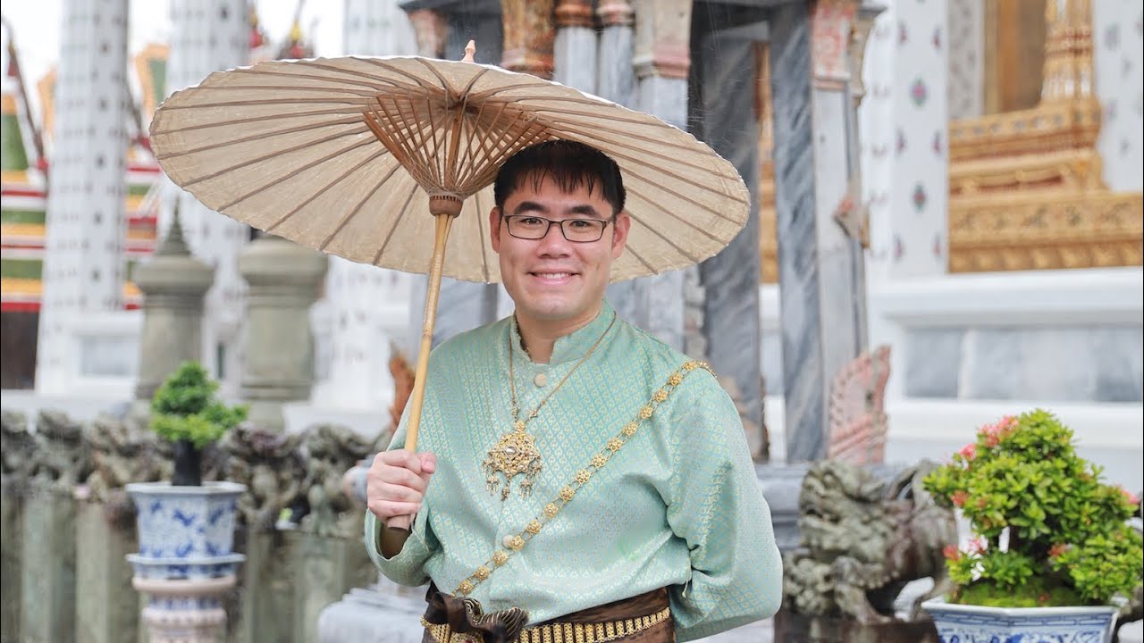 Experiencing Thai Tradition: Trying on a Traditional Outfit at Wat Arun in Bangkok – Video Experiencing Thai Tradition: Trying on a Traditional Outfit at Wat Arun in Bangkok – Video