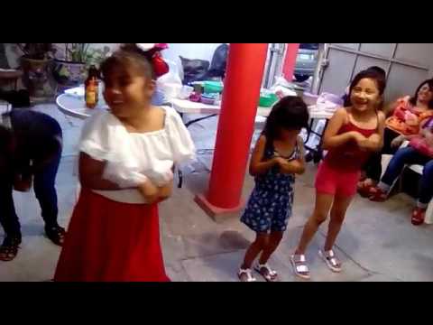 Niñas bailando el toto