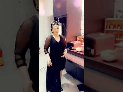 شاب وردة ترد على منتقيديها وتلبس روبة بنضف جيهة وتقول هاذا العام غير نتا جيها