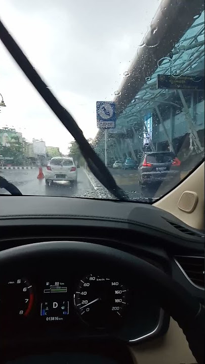 story wa nyetir mobil expander saat hujan di bandara Husein Sastranegara Bandung